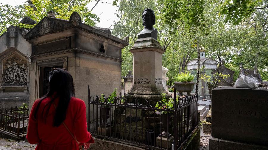Um visitante no cemitério Pere Lachaise, em Paris