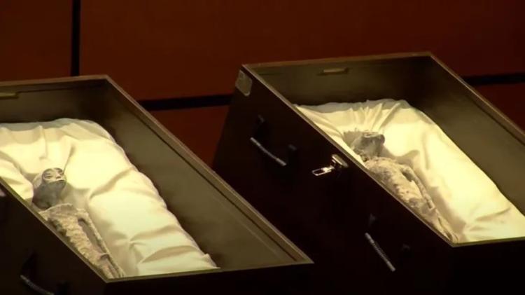 Segundo o ufólogo Jaime Maussan, os corpos mumificados, apresentados em caixões com tampas de vidro, têm 1.000 anos
