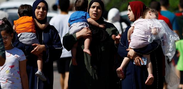 Mulheres e crianças se abrigam em centro da ONU no sul da Faixa de Gaza
