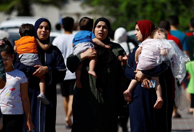 Mulheres e crianças se abrigam em centro da ONU na parte sul da Faixa de Gaza