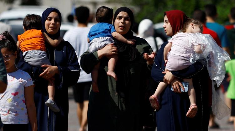 Mulheres e crianças se abrigam em centro da ONU na parte sul da Faixa de Gaza