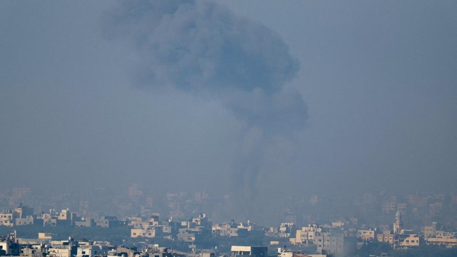 Colunas de fumaça foram vistas hoje sobre Gaza após os novos bombardeios de Israel