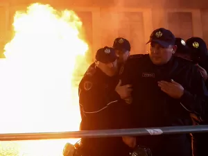 Opositores atiram coquetéis molotov contra prédio do governo da Albânia