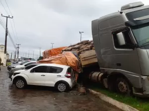 Carreta desgovernada atinge 11 veículos no Maranhão; motorista foge