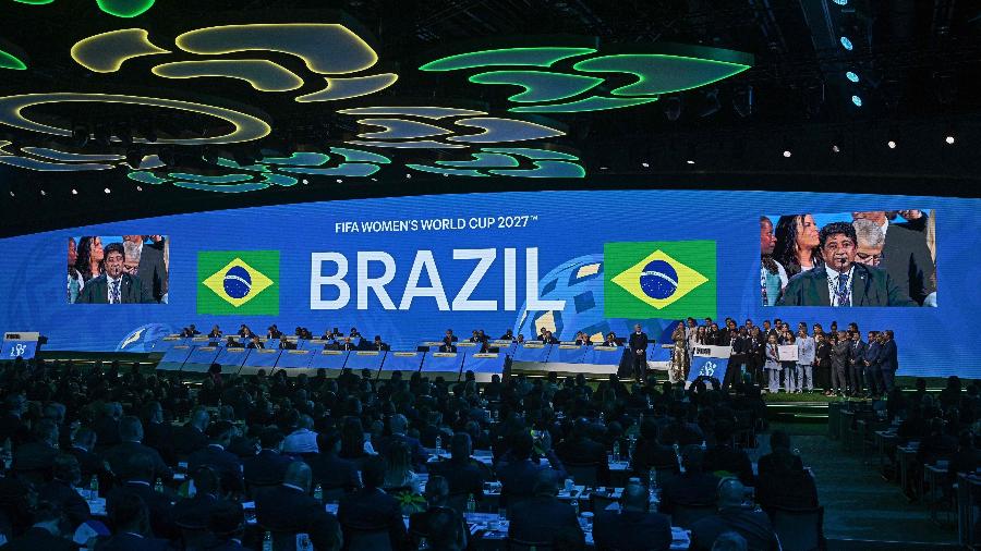 O presidente da Confederação Brasileira de Futebol, Ednaldo Rodrigues, discursa após o Brasil vencer sua candidatura para sediar a Copa do Mundo Feminina de 2027