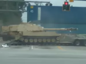 Tanque militar fica preso nos trilhos e é atingido por trem nos EUA