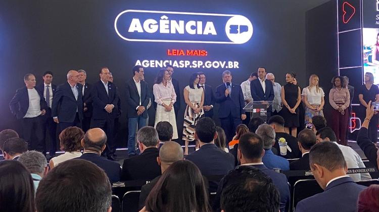 Tarcísio de Freitas (Republicanos) com seu secretariado; o secretário de Segurança Pública, Guilherme Derrite, saiu do evento mais cedo