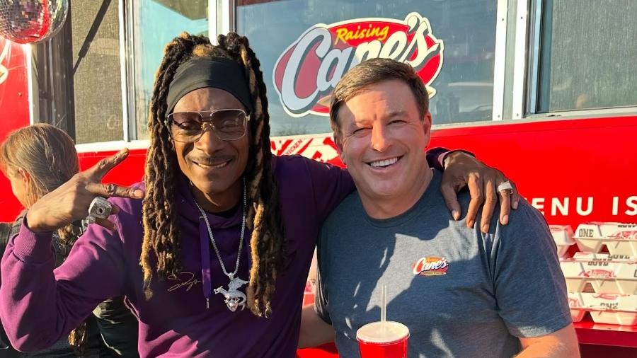 Todd Graves, fundador da Raising Cane?s Chicken Fingers, e o artista Snoop Dogg - Reprodução/Instagram @toddgraves