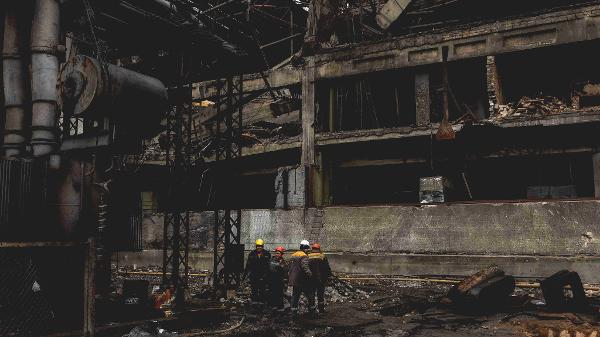 Funcionários trabalham em usina danificada por ataques aéreos russos na Ucrânia