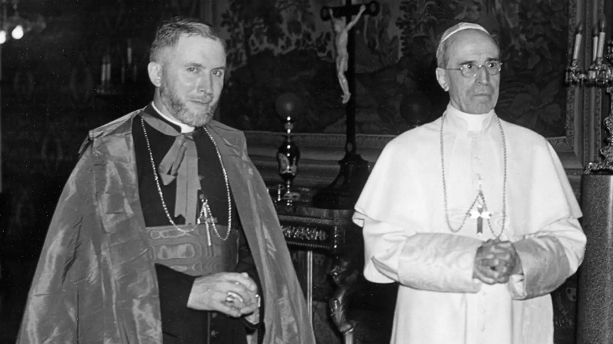 Marcel Lefebvre e Pio 12; papa o nomeou vigário apostólico e, mais tarde, delegado apostólico para a África francófona - undefined