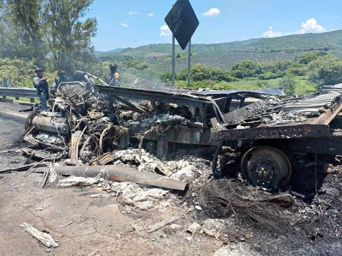 13.07.2026 - Destroços de veículo após um acidente na rodovia Guadalajara-Tepic, México. - undefined