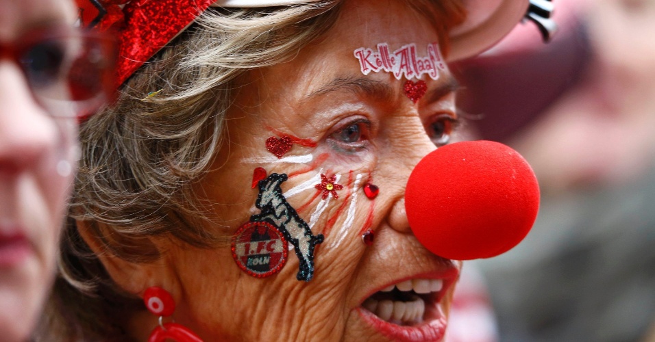 11.nov.2015 - Uma foliã celebra o início da temporada de carnaval em Colônia, na Alemanha