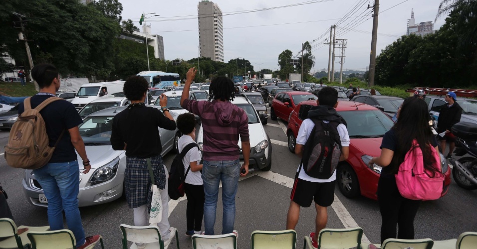 3.dez.2015 - Estudantes bloqueiam a marginal Pinheiros, na zona oeste de São Paulo, contra a reorganização escolar