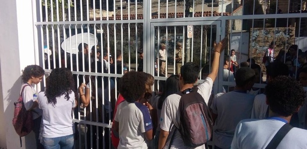 Estudantes ocupam Colégio Estadual Prefeito Mendes de Moraes, na Ilha do Governador - Reprodução/Facebook