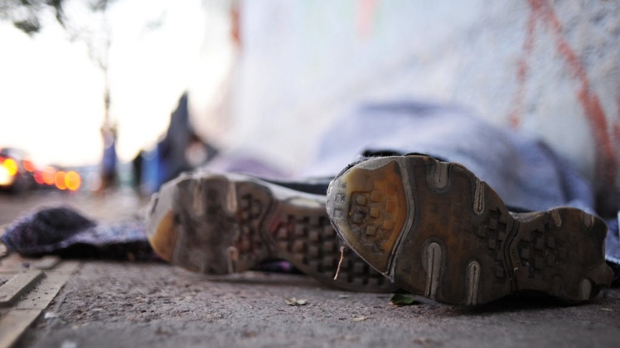 16.jun.2016 - Morador de rua dorme em frente a abrigo - Reinaldo Canato/UOL