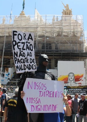 6.dez.2016 - Servidores de várias categorias protestam diante da sede da Alerj contra o pacote de austeridade do Governo do Estado - Luiz Souza/Foto Arena/Estadão Conteúdo