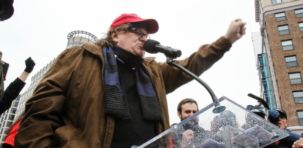 Nós lembramos que Michael Moore disse que Trump venceria. Mas esquecemos que ele disse que Trump estava se "autossabotando" ou disse que Hillary estava indo bem - Xinhua/ZUMAPRESS