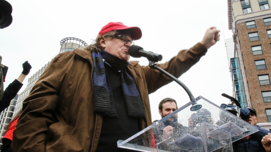 O cineasta Michael Moore discursa na Marcha das Mulheres, protesto contra Donald Trump em Washington - Xinhua/ZUMAPRESS