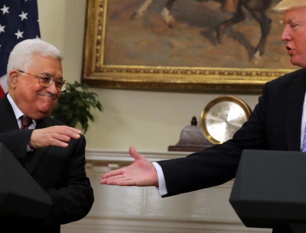 3.mai.2017 - O presidente dos EUA, Donald Trump, e o presidente palestino, Mahmoud Abbas, se cumprimentam na Casa Branca