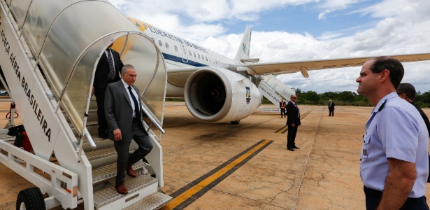 27.nov.2017 - Presidente Michel Temer desembarca em Brasília três dias após passar por um procedimento cirúrgico para desobstruir três artérias - Marcos Corrêa/PR