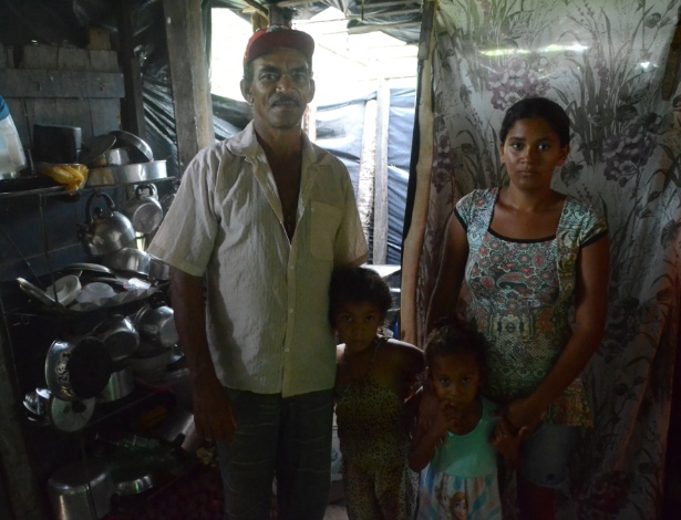 Francisco Eraldo da Silva e sua mulher, Viviane Ferreira, moram em barraco de lona com suas duas filhas em acampamento em Atalaia (AL) - Beto Macário/UOL