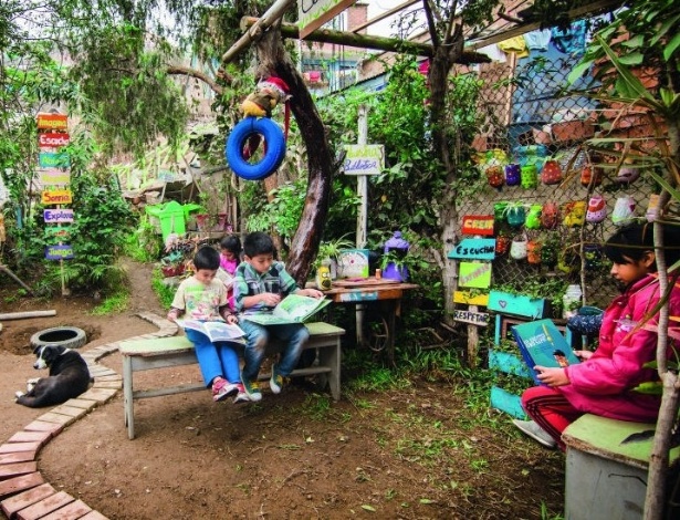 Área abandonada e cheia de lixo na periferia de Lima foi transformada pelas crianças em um bosque, como parte do projeto Tierra de Niños - Divulgação