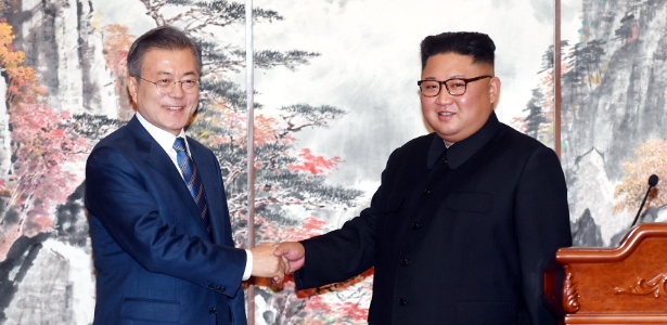 19.set.2018 - Moon Jae-in cumprimenta Kim Jong-un após coletiva de imprensa no encontro em Pyongyang - Handout/Reuters