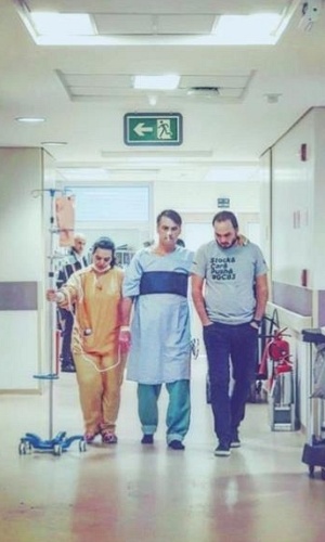 19.set.2018 - O candidato Jair Bolsonaro (PSL-RJ) postou foto em que caminha no hospital ao lado do filho Carlos