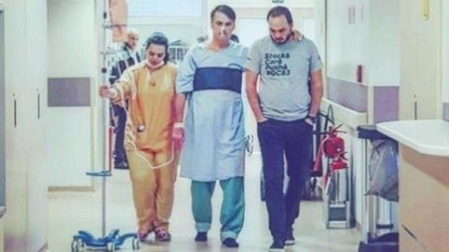 O então candidato Jair Bolsonaro (PSL) caminha no hospital ao lado do filho Carlos após cirurgia realizada após o atentado sofrido pelo presidente durante a campanha - Reprodução/Instagram