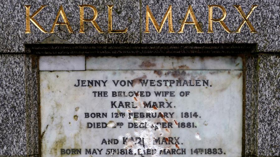 5.fev.2019 - O memorial ao filósofo alemão Karl Marx foi vandalizado no cemitério Highgate, em Londres - Reuters