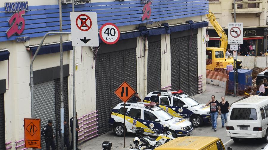 Por volta do meio-dia, as lojas pernaneciam fechadas, e as mercadorias ainda não tinham sido apreendidas - Rovena Rosa/Agência Brasil