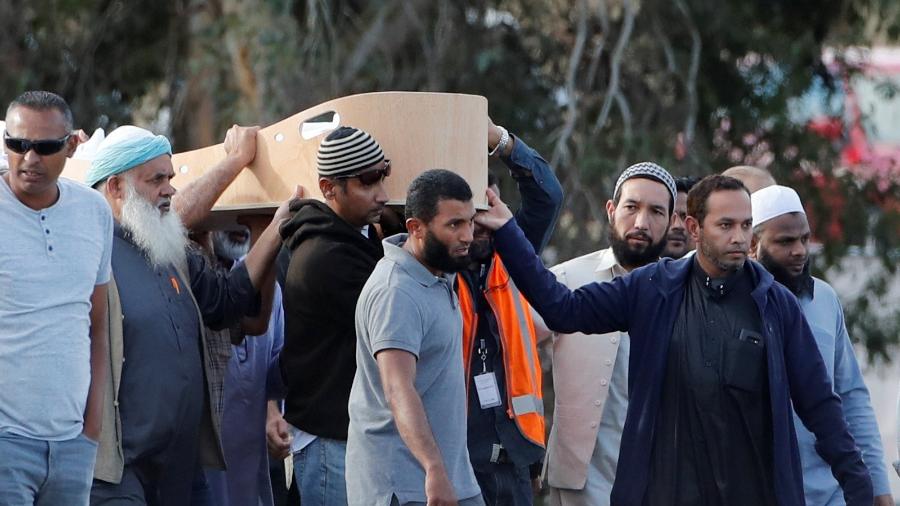 20.mar.2019 - Pessoas participam da cerimônia de sepultamento das vítimas dos ataques às mesquitas em Christchurch, Nova Zelândia - Jorge Silva/Reuters