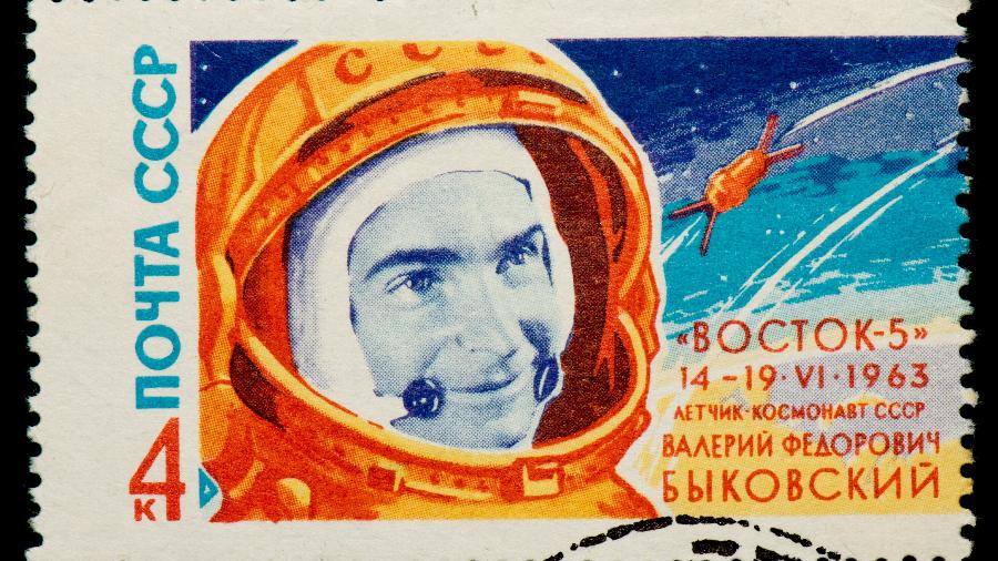 Selo soviético de 1963 com um retrato de Bykovsky, cosmonauta que ficou no espaço por 5 dias durante uma missão espacial Vostok-5 - Getty Images/iStockphoto