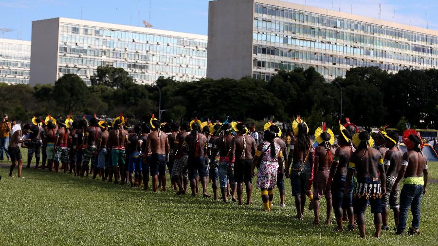 Índios montam acampamento na Esplanada dos Ministérios, em frente ao Congresso, em abril - Pedro Ladeira/Folhapress