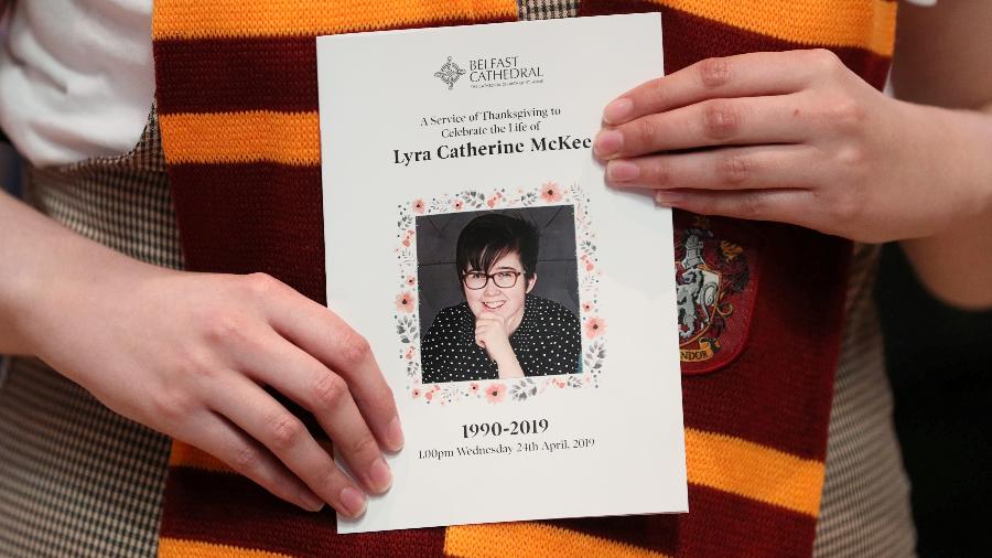 24.abr.2019 - Foto da jornalista assassinado Lyra McKee durante seu funeral na Catedral de Santa Ana em Belfast, Irlanda do Norte - Brian Lawless/Pool/ Reuters