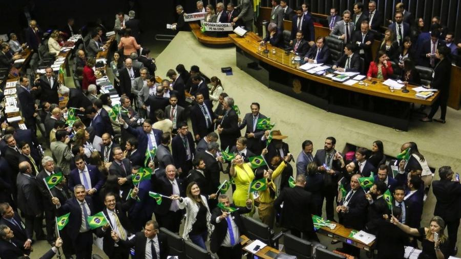 Deputados favoráveis à reforma da Previdência comemoram aprovação do texto-base na Câmara - Fabio Rodrigues Pozzebom/Agência Brasil
