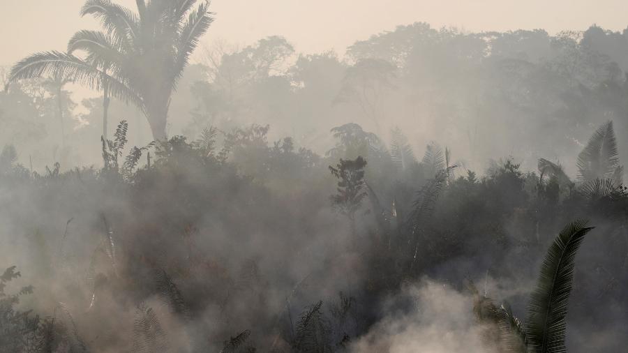 Fumaça causada por um incêndio na floresta Amazônica perto de Humaita, no Amazonas - Ueslei Marcelino/Reuters