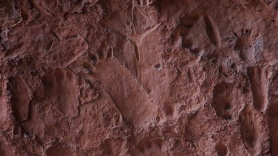 Para alguns, marcas em gruta em Barra do Garças (MT) são gravuras feitas como forma de expressão entre os povos que passaram pelo local no passado - Edevilson Arneiro/BBC