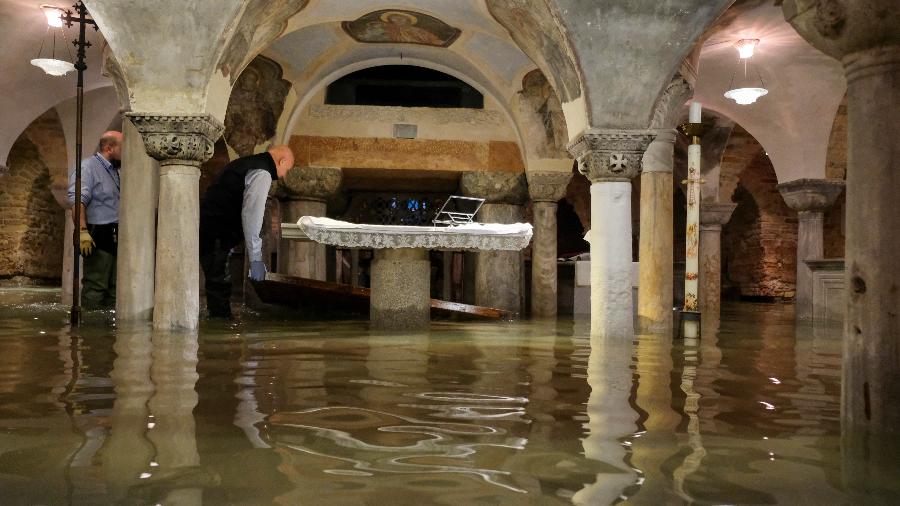 Interior da Basílica de São Marcos aparece inundado, em Veneza - Manuel Silvestri/Reuters