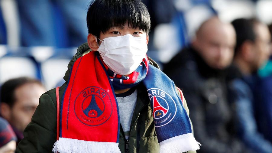 Torcedor usa máscara durante partida entre PSG e Dijon em Paris - Gonzalo Fuentes/Reuters