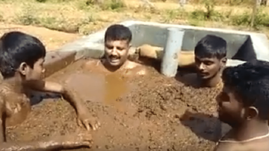 Grupo de homens na Índia toma banho em fezes de vaca para se proteger do coronavírus - Reprodução/Youtube