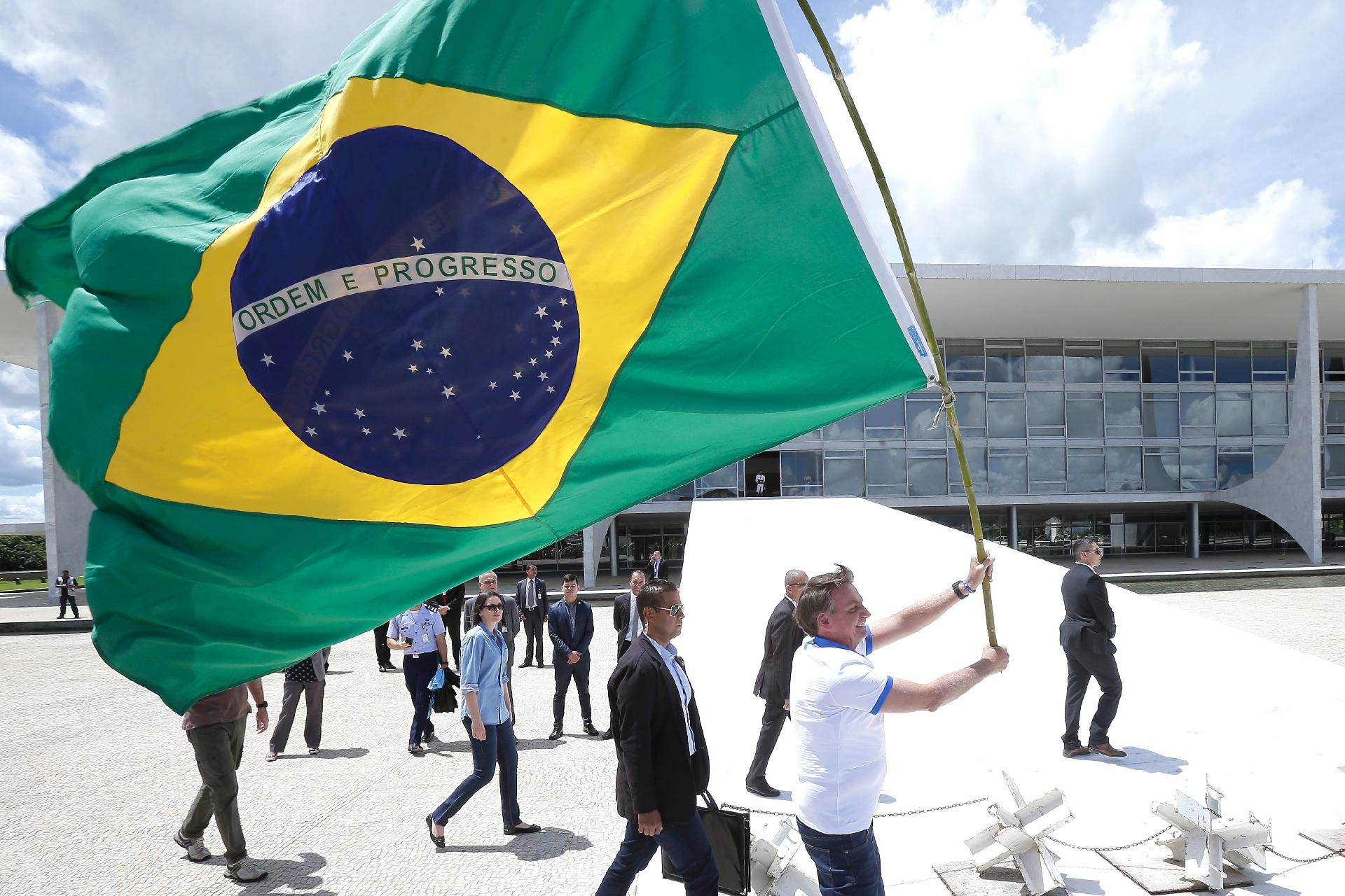 Resultado de imagem para Bolsonaro se isola numa quarentena com o golpismo