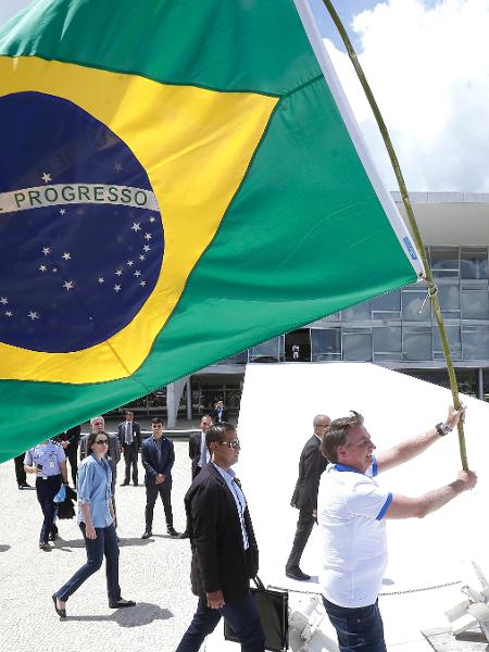 15.mar.2020 - O presidente da República, Jair Bolsonaro, desce a rampa do Palácio do Planalto, em Brasília, para cumprimentar manifestantes que participavam de ato pró-governo - Dida Sampaio/Estadão Conteúdo