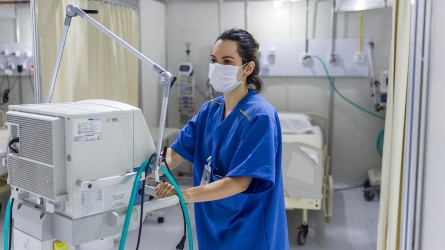 Profissional de saúde empurra equipamento médico no Hospital de Campanha Lagoa-Barra, inaugurado no Leblon, no Rio de Janeiro - Alessandro Dahan/Getty Images