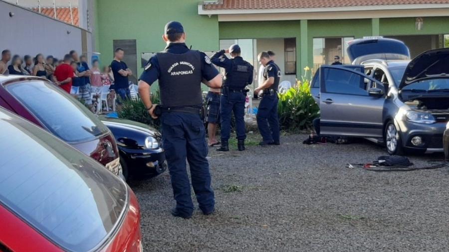 No local, dois revólveres de calibre 22 e 32 foram encontrados; festa infringiu decreto municipal - Prefeitura de Arapongas
