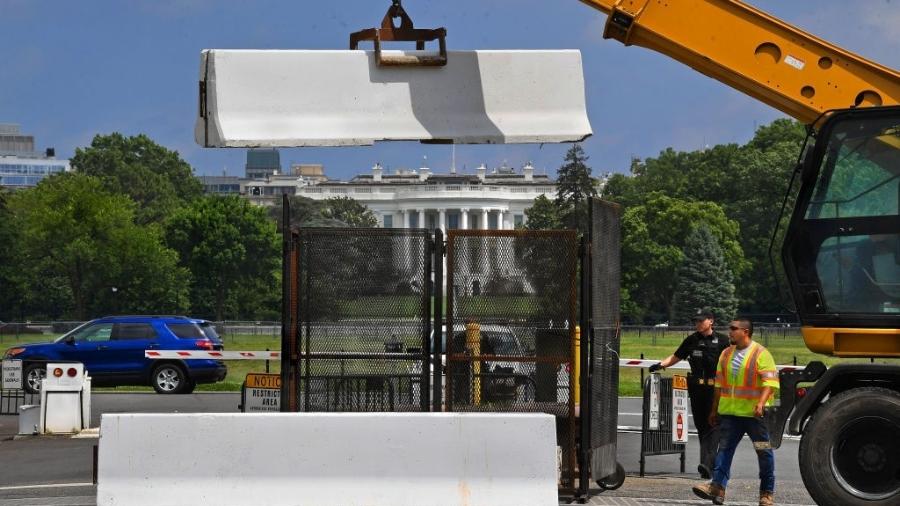 Grande colocada em torno de Lafayette Park, perto da Casa Branca, começou a ser retirada - Michael S. Williamson/The Washington Post via Getty Images