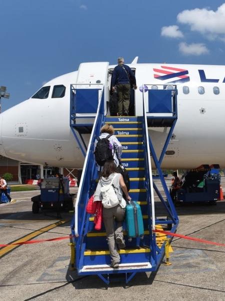 11.set.2019 - Passageiros embarcam em avião da Latam no Aeroporto Internacional de Padre Aldamiz, em Puerto Maldonado, no Peru - John Milner/SOPA Images/LightRocket via Getty Images
