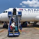 Latam é multada em R$ 10,8 milhões por cobrança indevida - John Milner/SOPA Images/LightRocket via Getty Images