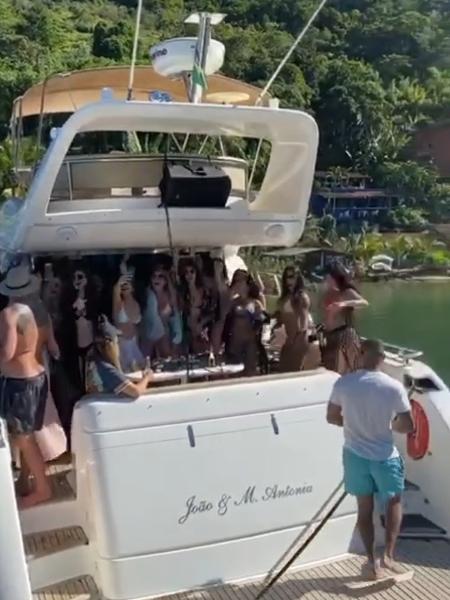 DJ posta foto de festa realizada em uma lancha em Angra dos Reis (RJ) - Reprodução/Instagram