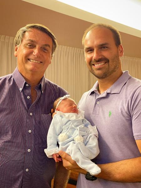 Jair Bolsonaro com o filho Eduardo Bolsonaro e a neta Geórgia - Reprodução/Twitter